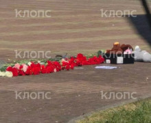 Цветы и игрушки несут к гимназии в Калининграде, где училась погибшая 14-летняя школьница