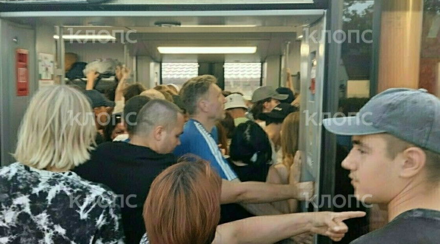 Калининградцы столкнулись с давкой в вечерних электричках после отдыха