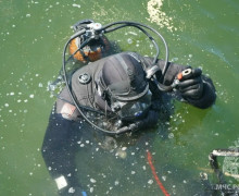 У затонувшей немецкой баржи у Балтийска находят проржавевшие боеприпасы, смещаемые штормами