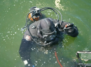 У затонувшей немецкой баржи у Балтийска находят проржавевшие боеприпасы, смещаемые штормами