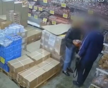 В Калининграде пожилая пара похитила кошелёк, спрятав его на полке с сыром