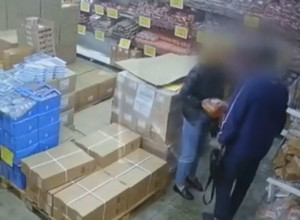 В Калининграде пожилая пара похитила кошелёк, спрятав его на полке с сыром
