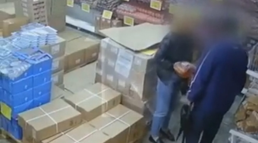 В Калининграде пожилая пара похитила кошелёк, спрятав его на полке с сыром