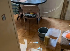 Семьи в Пионерском покинули квартиры из-за протекающей крыши