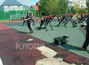 В микрорайоне Северная гора в Калининграде начали ремонт спортплощадки после акта вандализма
