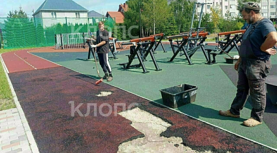 В микрорайоне Северная гора в Калининграде начали ремонт спортплощадки после акта вандализма