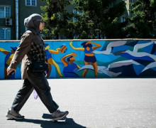 На заборе у Северного вокзала завершают граффити к 80-летию Калининградской области