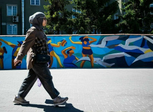 На заборе у Северного вокзала завершают граффити к 80-летию Калининградской области