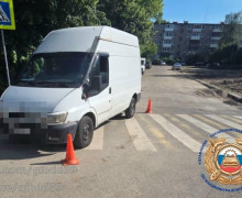 В Калининграде микроавтобус сбил женщину на электросамокате на пешеходном переходе