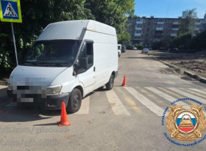 В Калининграде микроавтобус сбил женщину на электросамокате на пешеходном переходе
