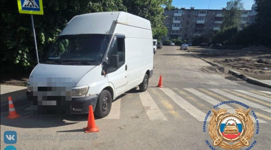 В Калининграде микроавтобус сбил женщину на электросамокате на пешеходном переходе