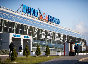 В Храброво фиксируют задержки и отмены рейсов после ночных ограничений