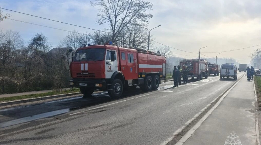 В Гвардейском округе произошел пожар, уничтоживший крышу жилого дома