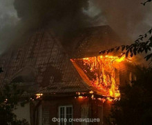 В Калининграде на улице Грибоедова у Верхнего озера тушат пожар в жилом доме