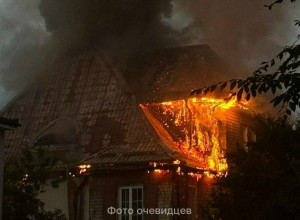 В Калининграде на улице Грибоедова у Верхнего озера тушат пожар в жилом доме