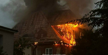 В Калининграде на улице Грибоедова у Верхнего озера тушат пожар в жилом доме