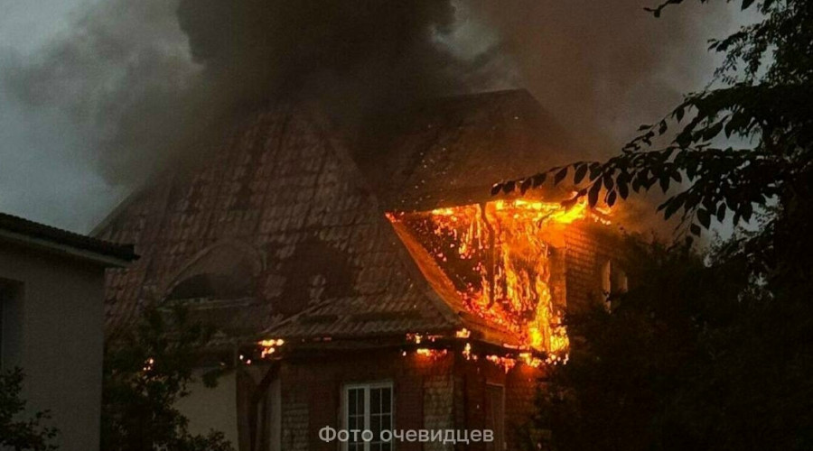 В Калининграде на улице Грибоедова у Верхнего озера тушат пожар в жилом доме