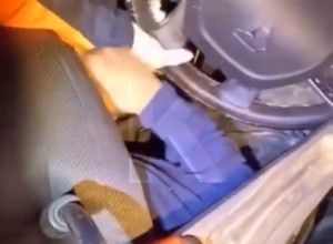 Спасатели извлекли водителя из кабины перевернувшегося мусоровоза возле «Акоруса»