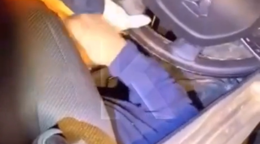 Спасатели извлекли водителя из кабины перевернувшегося мусоровоза возле «Акоруса»