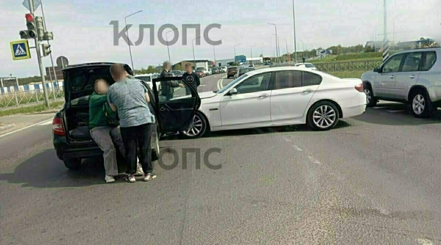 В Холмогоровке на перекрёстке столкнулись Lada и BMW: трое пострадавших