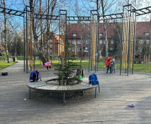 В сквере «Вектор» в Зеленоградске сломаны недавно отремонтированные лавочки-качели