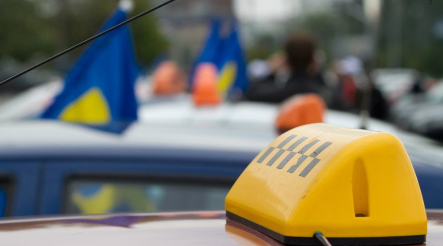 В Калининграде на фоне жары и топливного ажиотажа выросли цены на такси