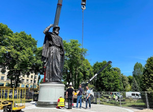 На площади Победы в Калининграде завершается установка памятника князю Владимиру