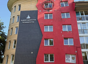 Архитектурная деталь в жилом доме Калининграда: решётка-шар