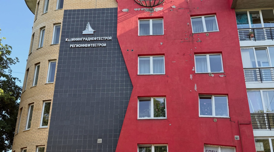 Архитектурная деталь в жилом доме Калининграда: решётка-шар