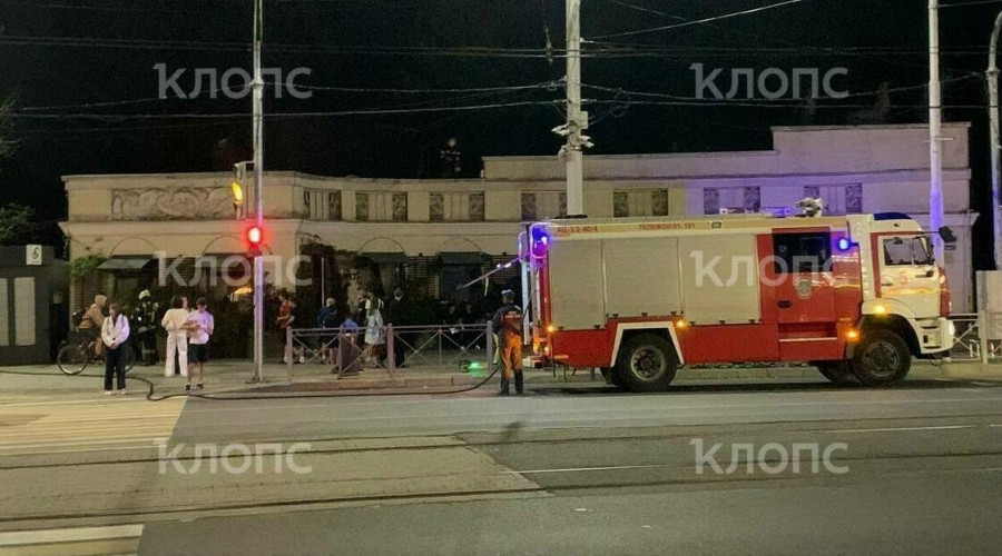 Пожар в кафе у входа в Калининградский зоопарк: работают спасатели
