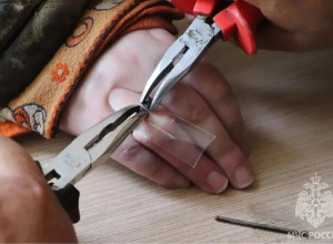 В Калининграде спасатели освободили девушку от застрявшего титанового кольца