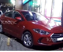 На улице Панина в Калининграде автомобиль врезался в стену пункта выдачи