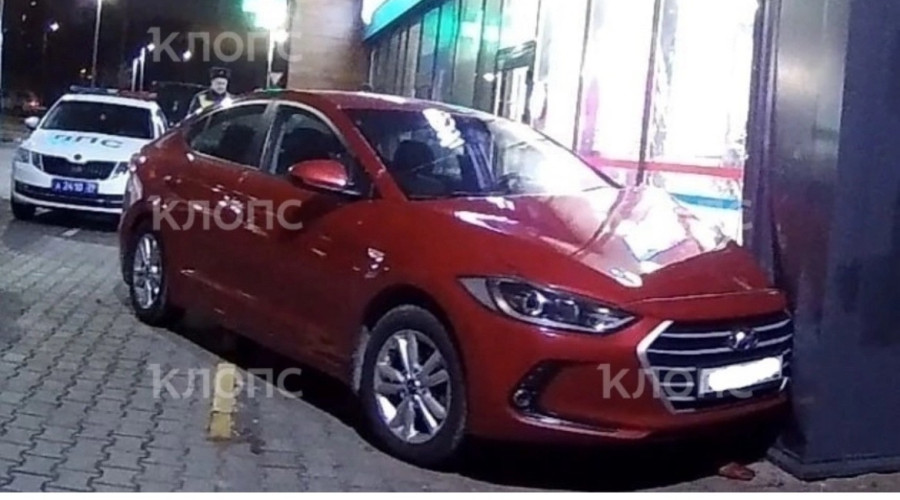 На улице Панина в Калининграде автомобиль врезался в стену пункта выдачи