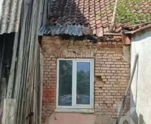 Жительница Большаково три года ждёт переселения из аварийного дома с берёзой на крыше