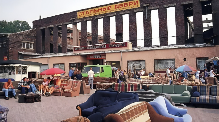 Уличная торговля у входа на промтоварный рынок в Калининграде в 1990-е годы