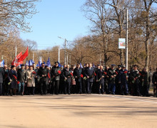 У мемориала 1200 гвардейцам в Калининграде прошла церемония возложения цветов в день годовщины штурма Кёнигсберга