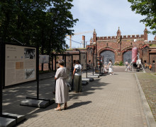 Возле Фридландских ворот открылась мультимедийная экспозиция в новом сквере