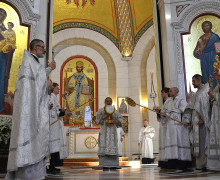 Митрополит Серафим совершил литургию и освятил пасхальные яства в кафедральном соборе