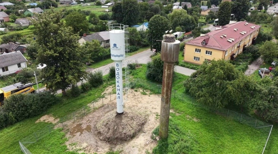 В поселке Славянское Полесского района для аистов возвели новую водонапорную башню