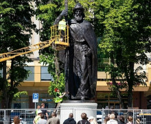 На площади Победы в Калининграде завершили установку памятника князю Владимиру