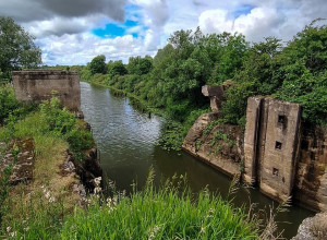 Руины шлюза на обводном канале «Тихий» у поселка Ленинское: история и современное состояние