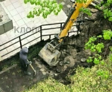При реконструкции улицы Галицкого в Калининграде повреждена отмостка жилого дома
