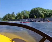 В Калининграде блогер на арендованном катере перевернул байдарку со спортсменами ради видео