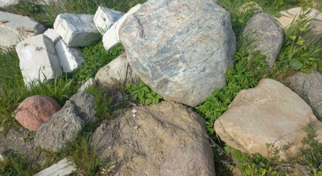 В Гурьевском районе на дачном участке обнаружили радиоактивные гранитные валуны