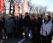 У мемориала 1200 гвардейцам в Калининграде прошла церемония возложения цветов в день годовщины штурма Кёнигсберга