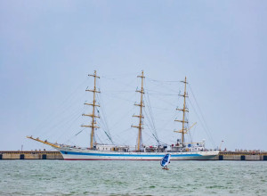 Пионерский: спокойное море, барк «Мир» и летний дождь
