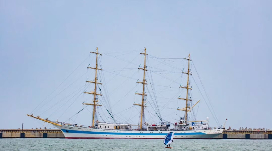 Пионерский: спокойное море, барк «Мир» и летний дождь
