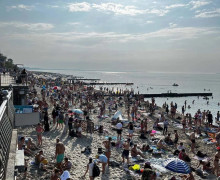 Из-за жары пляж в Зеленоградске переполнен отдыхающими
