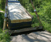 В Светловском округе грузовик разрушил мостик, оставив жителей СНТ без проезда к домам