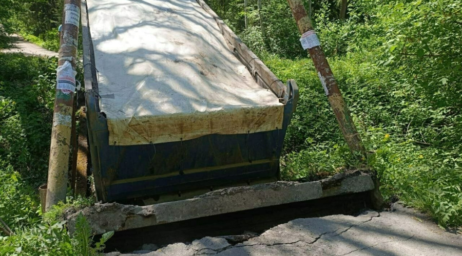 В Светловском округе грузовик разрушил мостик, оставив жителей СНТ без проезда к домам